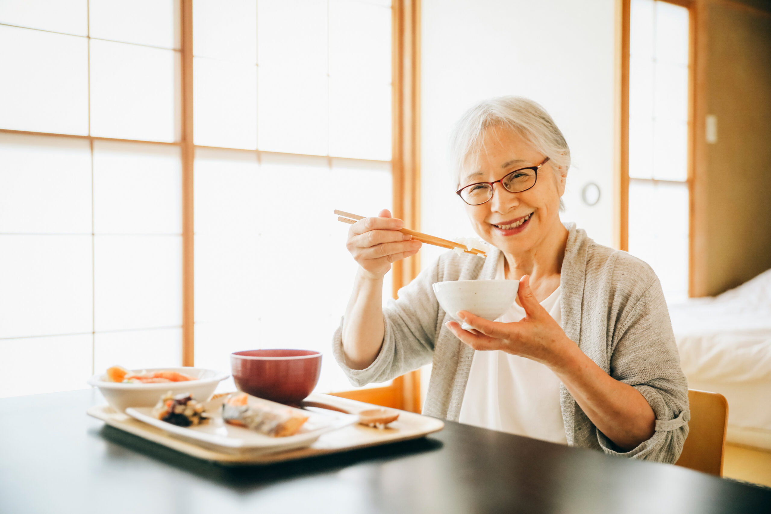 食事を楽しむ高齢女性
